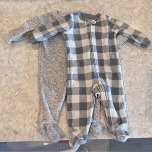 Amazon essentials 3-6Months - Gray and White Plaid Kids One Piece Fleece Footies